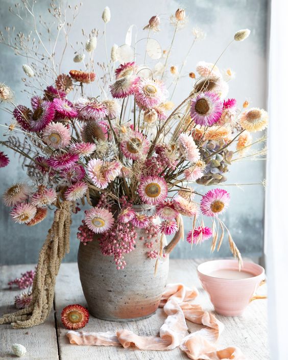 A bouquet of dried flowers can be the missing touch of color at your place